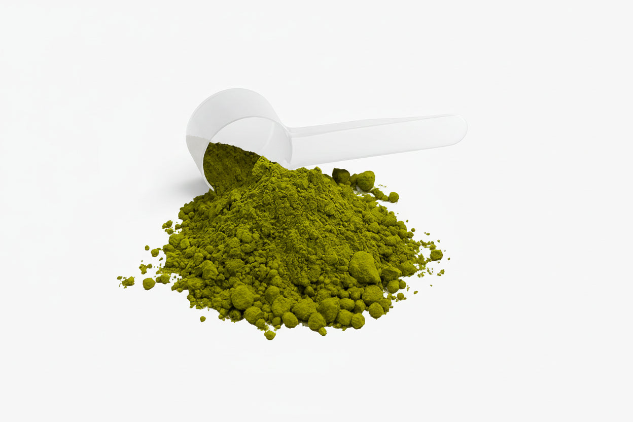 Green powder spilling out of a white scoop on a white background with 'suplifull' branding.